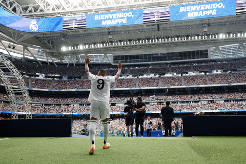 Kylian Mabappé presentado en el Santiago Bernabéu