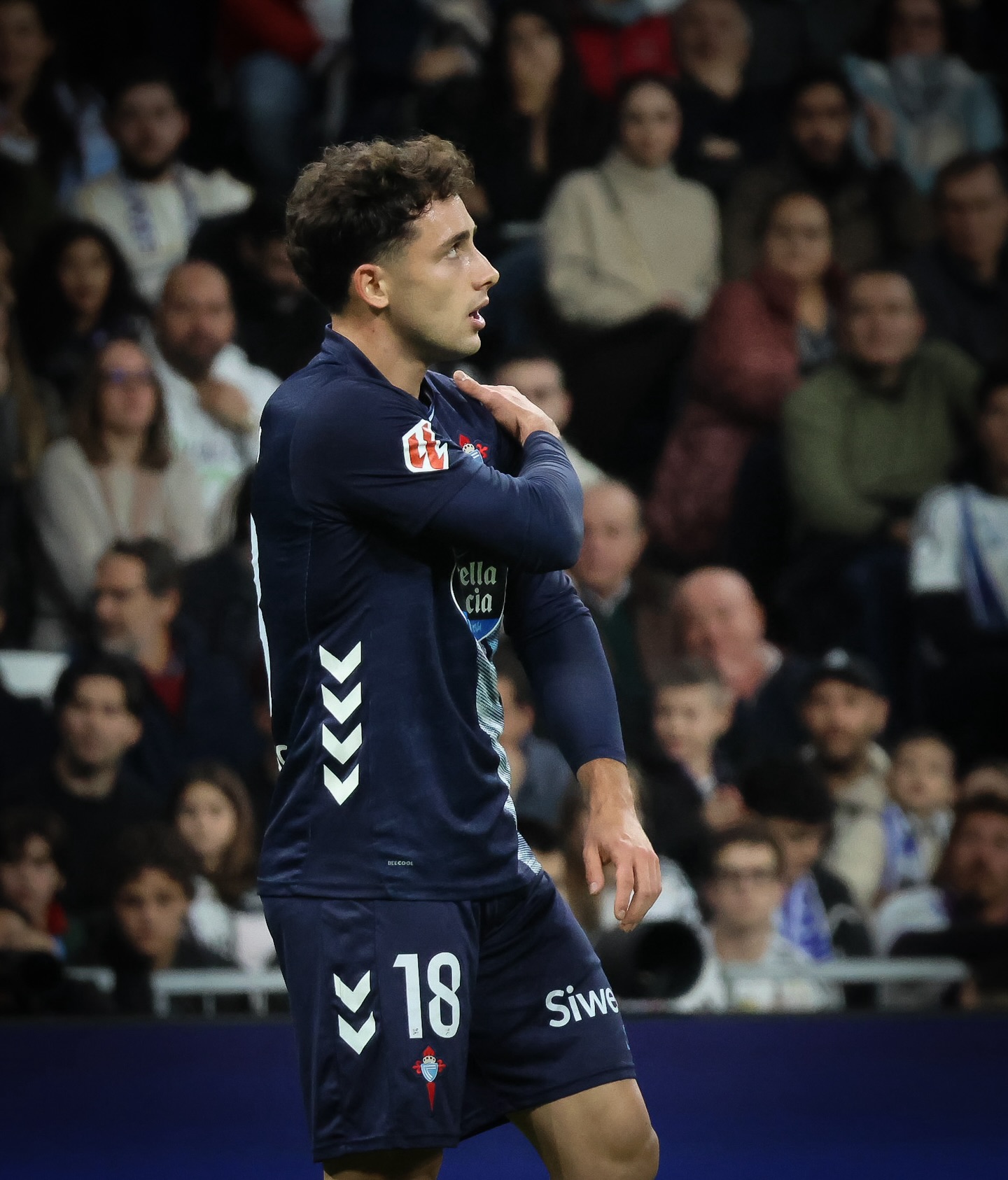 Claudio Giráldez, a cerca de la lesión de PABLO DURÁN 🎙️:
“Es un animal. Aguantó el dolor. Sabíamos que era importante mantener la energía del equipo después del esfuerzo del partido de Copa. No teníamos ningún jugador demasiado limpio para darnos ese trabajo de 80 minutos, en el que Pablo prácticamente defendía a todos y nos tenía que dar transición. Quisimos aguantar lo máximo posible. Él más o menos se encontraba bien hasta la acción en el área, en un balón parado, que ahí vuelve a hacerse daño. Y ya viene arrastrando hace un par de semanas alguna molestia en el hombro. Espero que no sea nada importante. Pero estaba sin movilidad en el hombro y agradecerle la implicación, el coraje y el esfuerzo que ha hecho a nivel físico, porque ha sido una locura. Se ha plantado dos veces delante del portero, tres. Y en ese aspecto sabemos que es un jugador con mucho punto de honor y hemos abusado un poquito de él, entre comillas.”