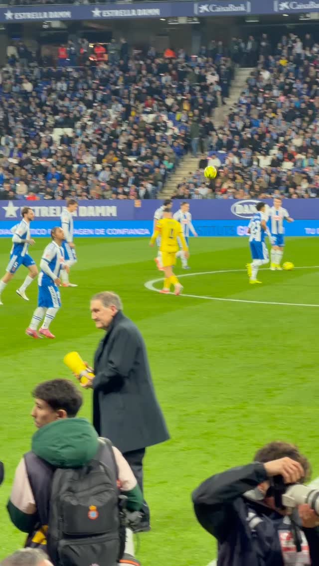 Manolo González recibió el premio al entrenador del mes otorgado por @laliga antes del comienzo del @rcdespanyol VS @gironafc , donde los pericos cayeron derrotados por 0-2.
🎥 @ainhoapuig / pasión deportiva España ©️