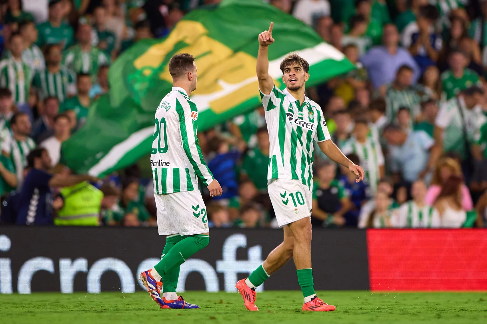 Victoria del Real Betis Balompié ante la afición verdiblanca en el Benito Villamarín.