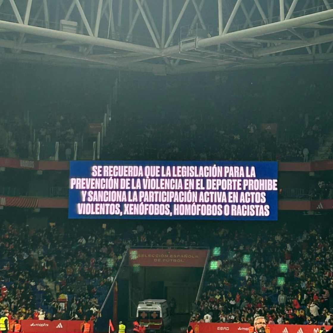 VERGÜENZA ABSOLUTA , lo que ha pasado hoy no tiene perdón y es una mancha a nuestro fútbol .
Condenamos los hechos ocurridos en Cornellà El Prat, el odio no tiene cabida en el fútbol y el racismo es repugnante.
Pitar el himno del rival es vergonzoso , cantar musulmán el que no bote cuando tu delantero es uno de los mejores jugadores de la selección y que tiene el país es marroquí es lamentable , y pitar al mejor portero español a día de hoy como es Joan Garcia en su debut no tiene ya calificativos . 
No sirve la excusa de “ ellos no representan a todos “ porque ha sido un número muy considerable de personas las culpables de estos hechos y se tenía que haber parado el partido. Habéis manchado el nombre de nuestra seleccion y eso no tiene perdón .