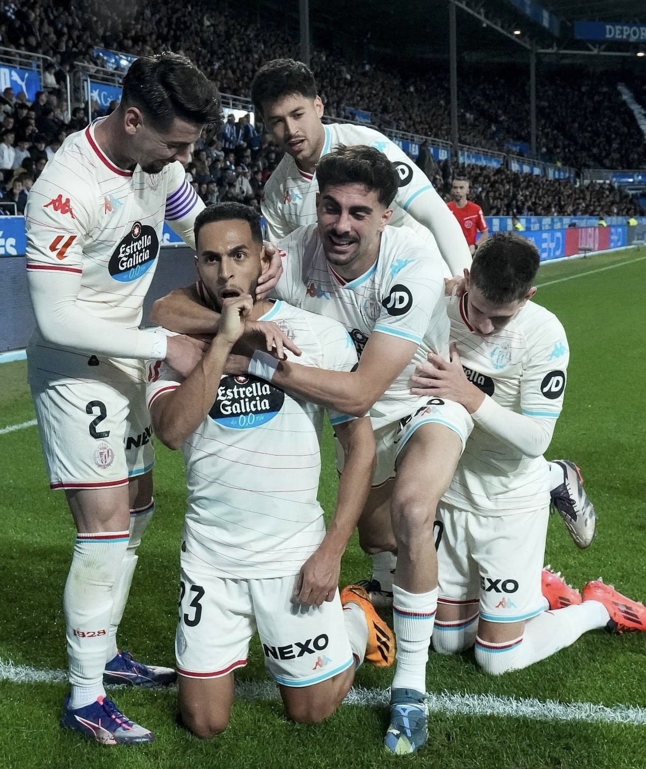 Valladolid remonta y se impone al Alavés en un duelo marcado por la polémica