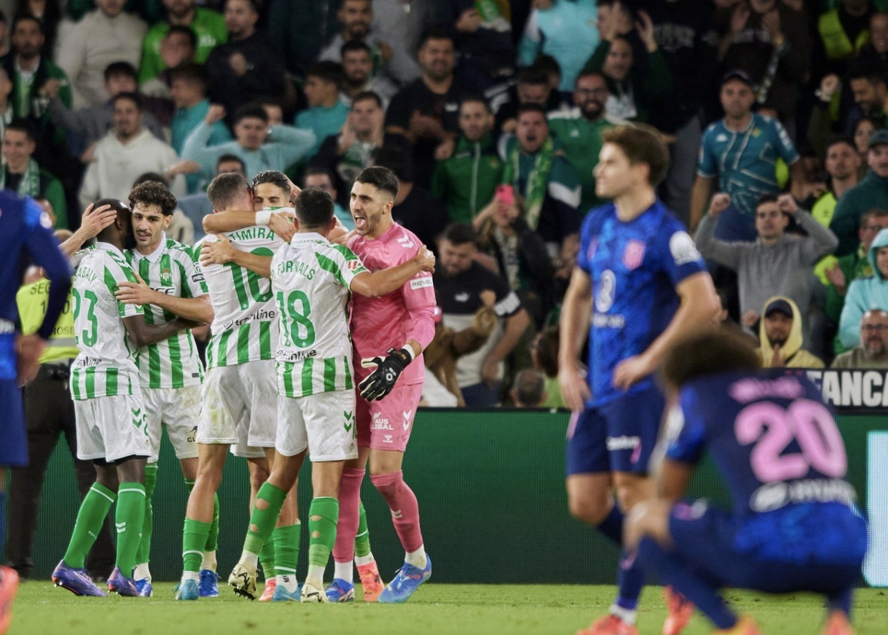 El Betis se impone al Atlético en el Benito Villamarín ante la afición verdiblanca