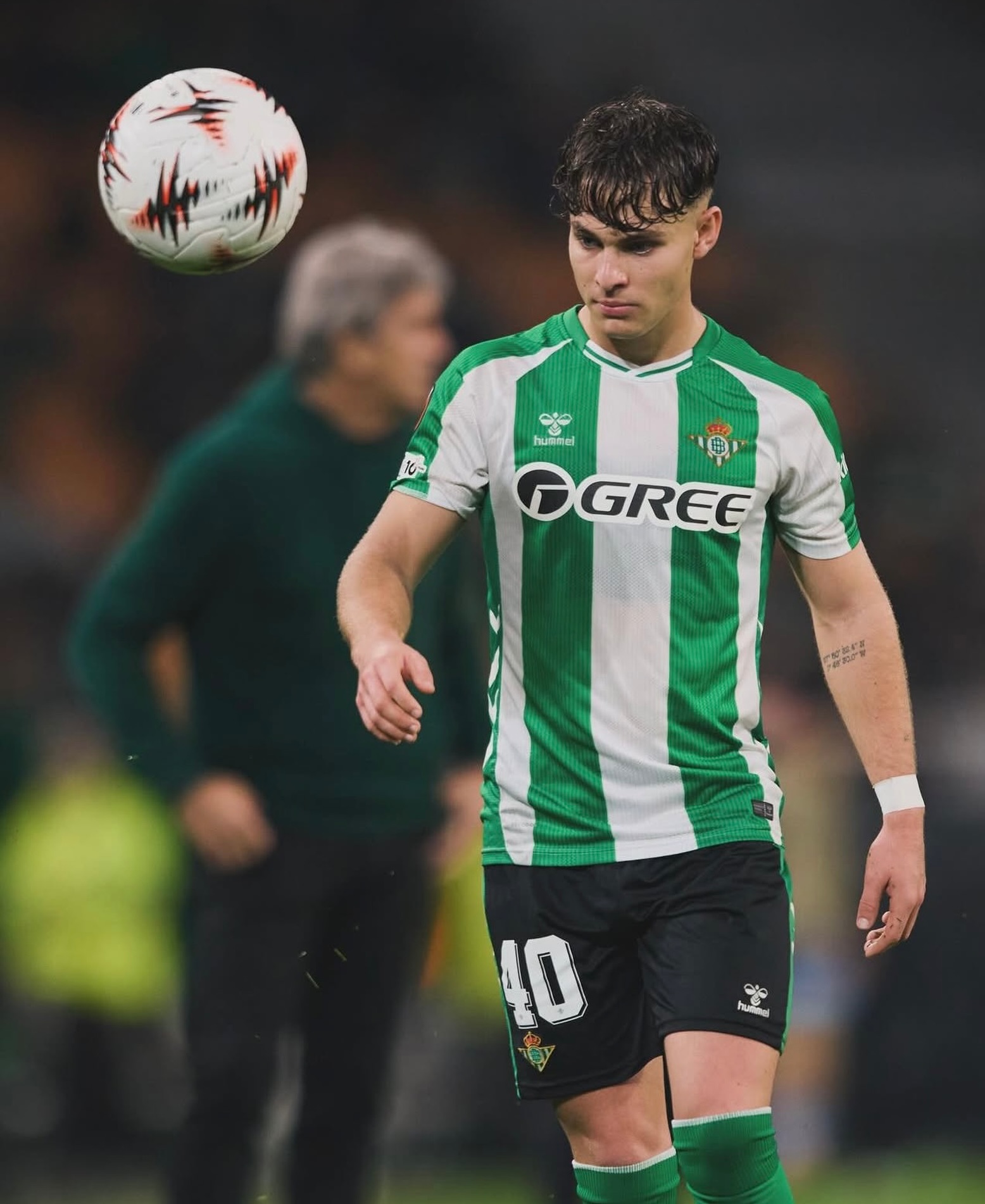 @angelortiz_m7 , listo para dar un paso al frente en el primer equipo del @realbetisbalompie 💪🏽💪🏽💪🏽
✍️ @marinhaperez_ @perezfts_ 
📸 @realbetisbalompie 
👉🏾https://pasiondeportivaesp.es/angel-ortiz-preparado-para-dar-un-paso-al-frente/👈🏾