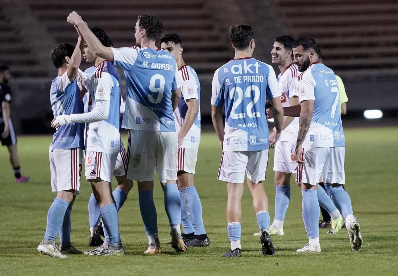 El Compostela frena al Salamanca y firman tablas en el Helmántico (2-2).