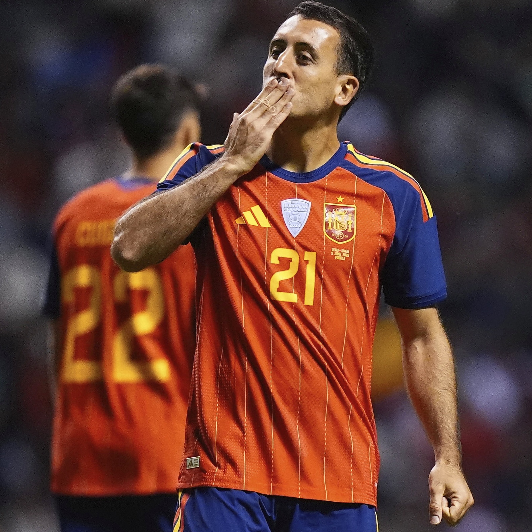 España se quita la espinita clavada 40 años después 🤝( La última vez que jugó en el Cuauhtémoc, perdió ante Bélgica en penaltis , en los cuartos de final de México 86).
👉🏾La @sefutbol venció a Peru en el último amistoso antes del debut en la @fifaworldcup (1-3)👈🏾
@mikel10oyar volvió a brillar liderando la victoria🙌🏾
📸 @sefutbol / Edit : @noeortizaragon 
✍️ @noeortizaragon
