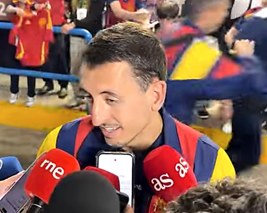 @mikel10oyar : “ estoy feliz de poder ayudar , de que sea de esta manera y ojalá sean 7.  Estoy contento , me está tocando jugar , el día que no me toque intentaré ayudar de la manera que pueda y lo importante y lo que nos ha hecho que las cosas vayan bien es que a nivel grupal sabemos cada uno lo que tenemos que hacer y confiamos en el compañero .”
📸✍️ @noeortizaragon