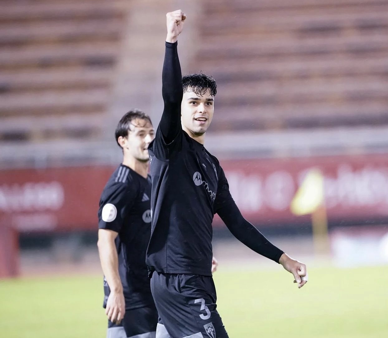 Triunfo trabajado del Compostela ante el Laredo. Los de Permuy suman su cuarta victoria en casa consecutiva (2-1).