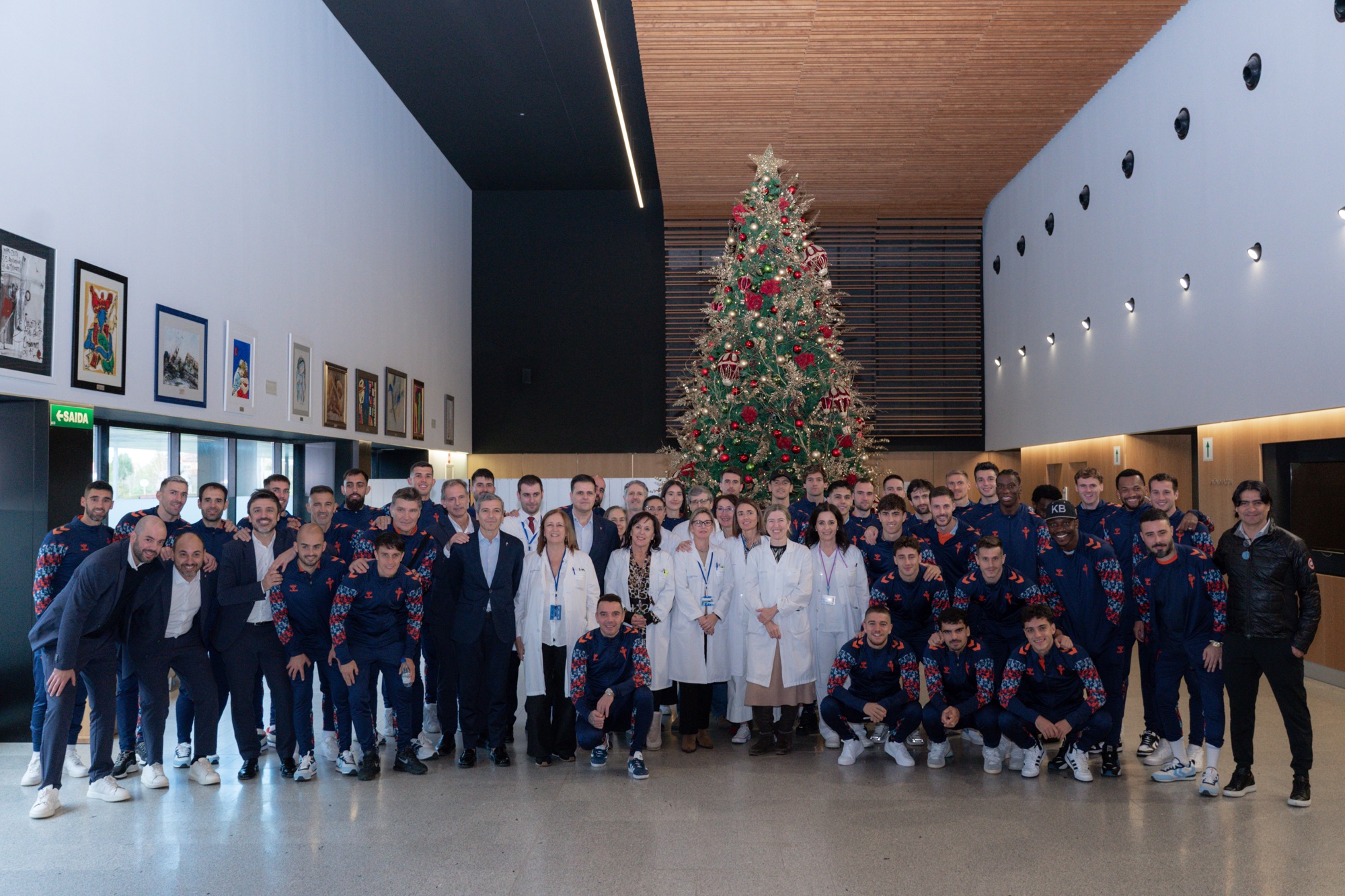 El RC Celta visita el Hospital Álvaro Cunqueiro por Navidad