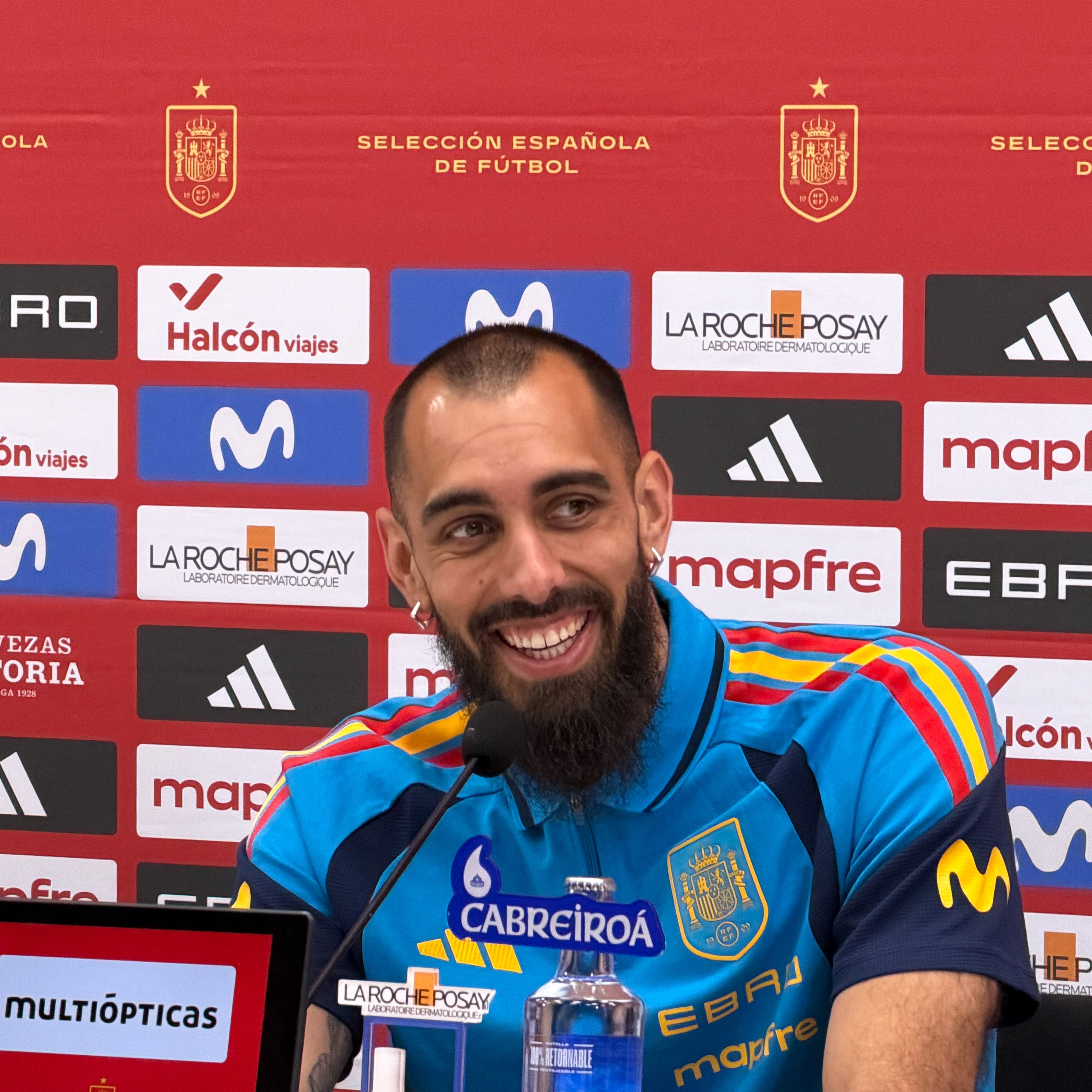 PREVIA ESPAÑA VS IRAK 🇪🇸 @borjaiglesias9 
✍️📸 @noeortizaragon 

El 🐼  bromeando sobre la presencia de los gallegos 🎙️: “Sí, siempre me he encontrado gallegos en cualquier parte. Me siento muy feliz, muy contento. Con ganas”.

La convocatoria 🎙️ : “ Estaba bastante tranquilo porque el trabajo estaba hecho, pero cuando empezó la cuenta atrás sí que me puse un poco nervioso”.

La afición gallega en Riazor 🎙️ : “Nunca he sido mucho de prometer. Intento trabajar e intentar demostrar. Vengo a sumar, a disfrutar lo que me toque. Si tengo alguna oportunidad, la aprovecharé. Si no, animaré como el que más.”
🎙️🐼 “Siempre es bonito. Reencontrarme con mi familia y amigos es fantástico. Trato de competir de la forma que toca porque creo que es la forma de estar más sano y de que sea lo mejor para todos”.