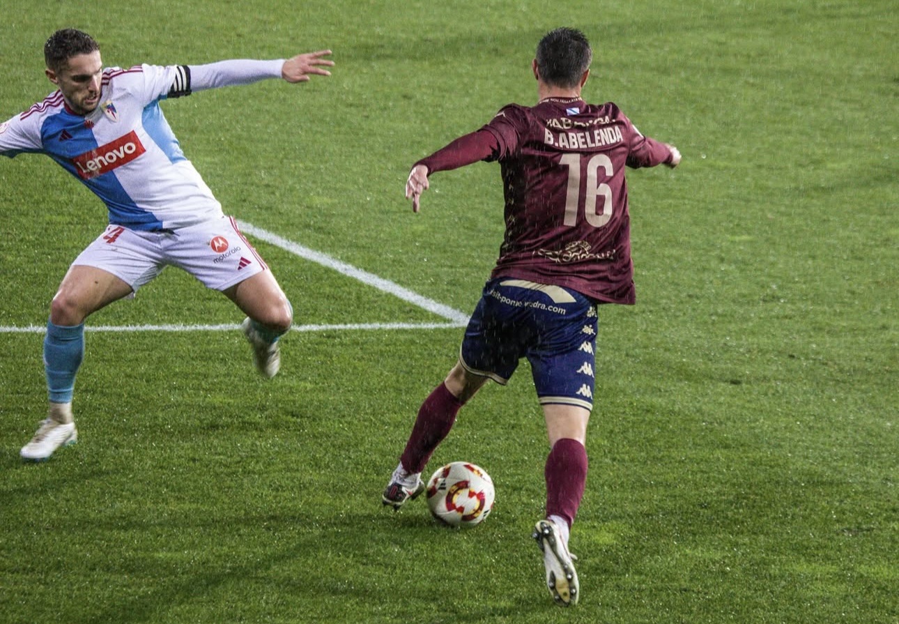 El Pontevedra se lleva el derbi y deja a un Compostela con más dudas que certezas (4-1).