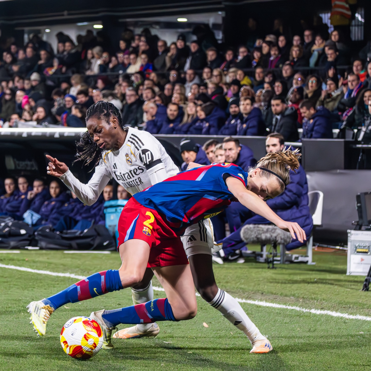El @fcbfemeni vence al @realmadridfem y se proclaman campeonas de la Supercopa de España 🏆
📸 @martaillafotografia ©️