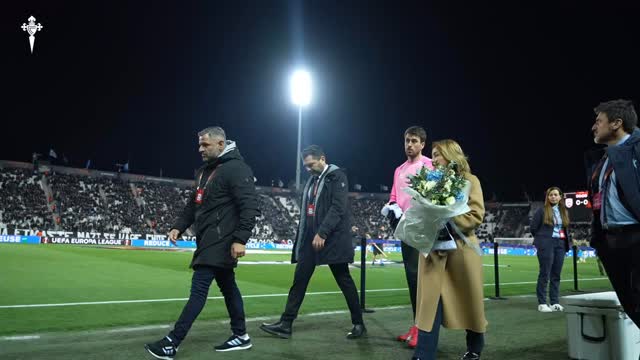 Así fue el emotivo homenaje al que se sumó el @rccelta . Antes de dar comienzo el encuentro se recordó a los Griegos fallecidos en el mes de Enero cuando se dirigían a disfrutar del encuentro del Paok en Francia .