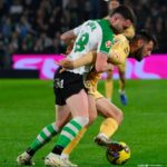 Jugador del Racing de Santander y del Málaga CF disputando el balón.