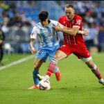 Jugadores del Málaga CF y FC Cartagena disputan el balón en La Rosaleda.