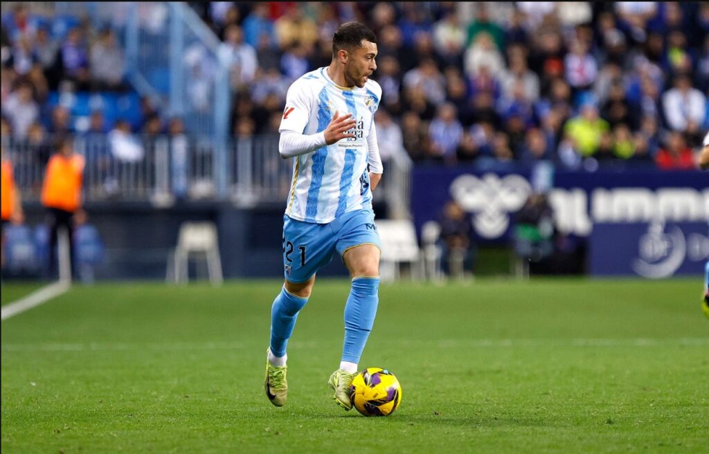 Yanis Rahmani conduce el balón en un partido del Málaga CF.