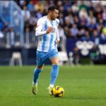 Yanis Rahmani conduce el balón en un partido del Málaga CF.