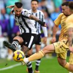 Jugadores del FC Cartagena y Málaga CF disputan el balón durante el partido.