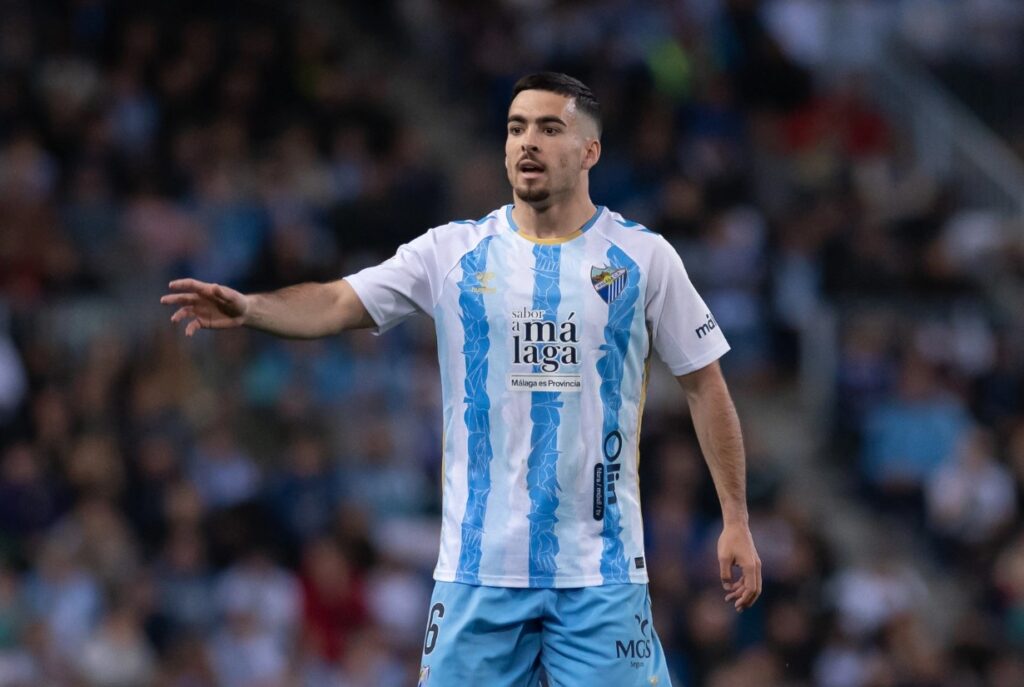 Ramón Enríquez, jugador del Málaga CF, dirigiendo una acción del partido.