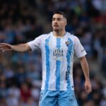 Ramón Enríquez, jugador del Málaga CF, dirigiendo una acción del partido.