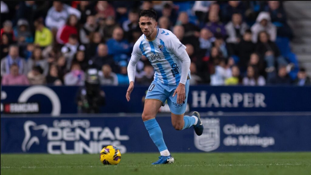 Nélson Monte, jugador del Málaga CF, controla el esférico en La Rosaleda.