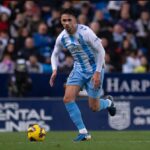 Nélson Monte, jugador del Málaga CF, controla el esférico en La Rosaleda.