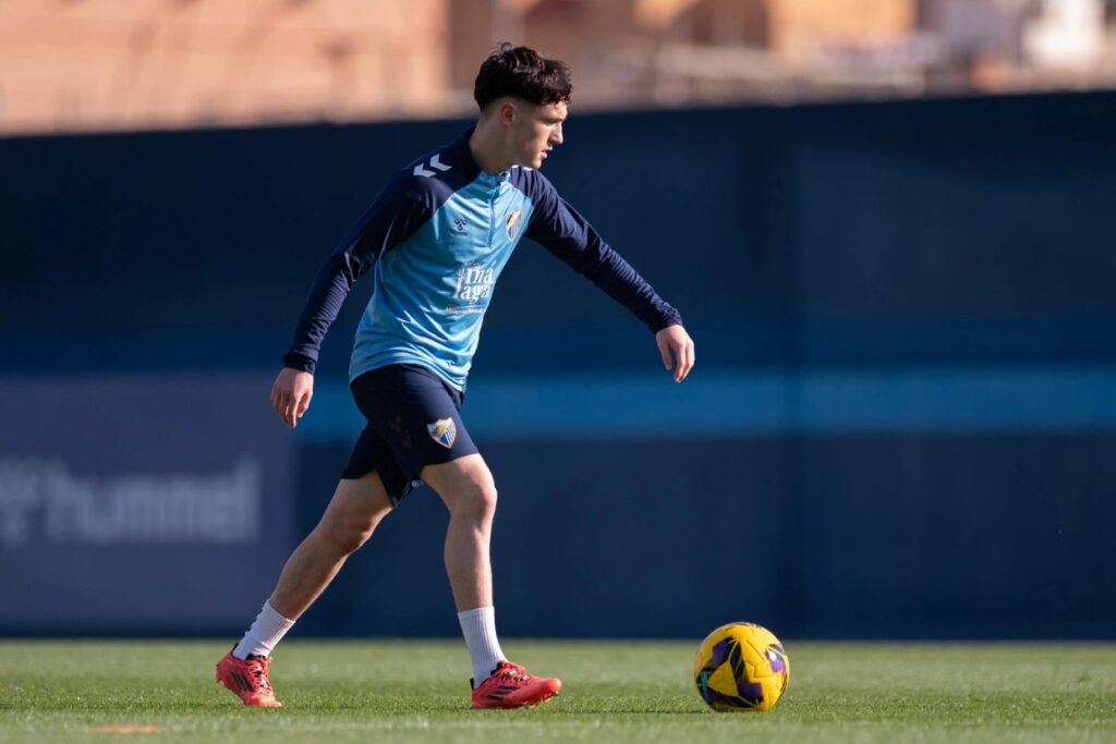 Aaron Ochoa controla el balón en el entrenamiento previo al Málaga CF vs Cádiz CF. Málaga CF
