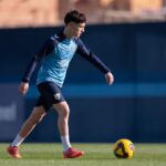 Aaron Ochoa controla el balón en el entrenamiento previo al Málaga CF vs Cádiz CF. Málaga CF
