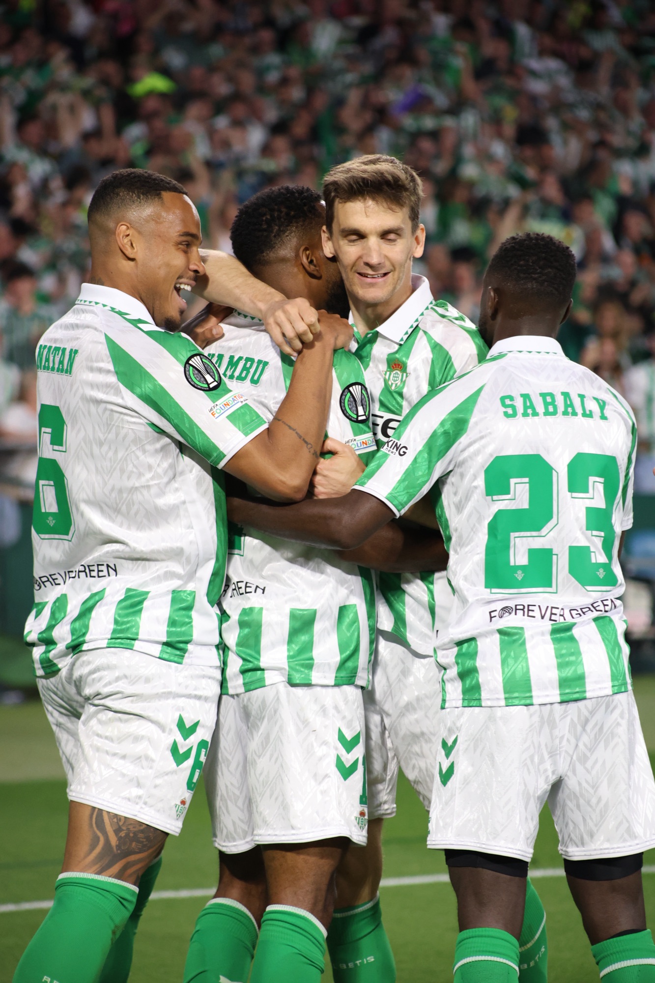 El Betis pone pie y medio en semifinales