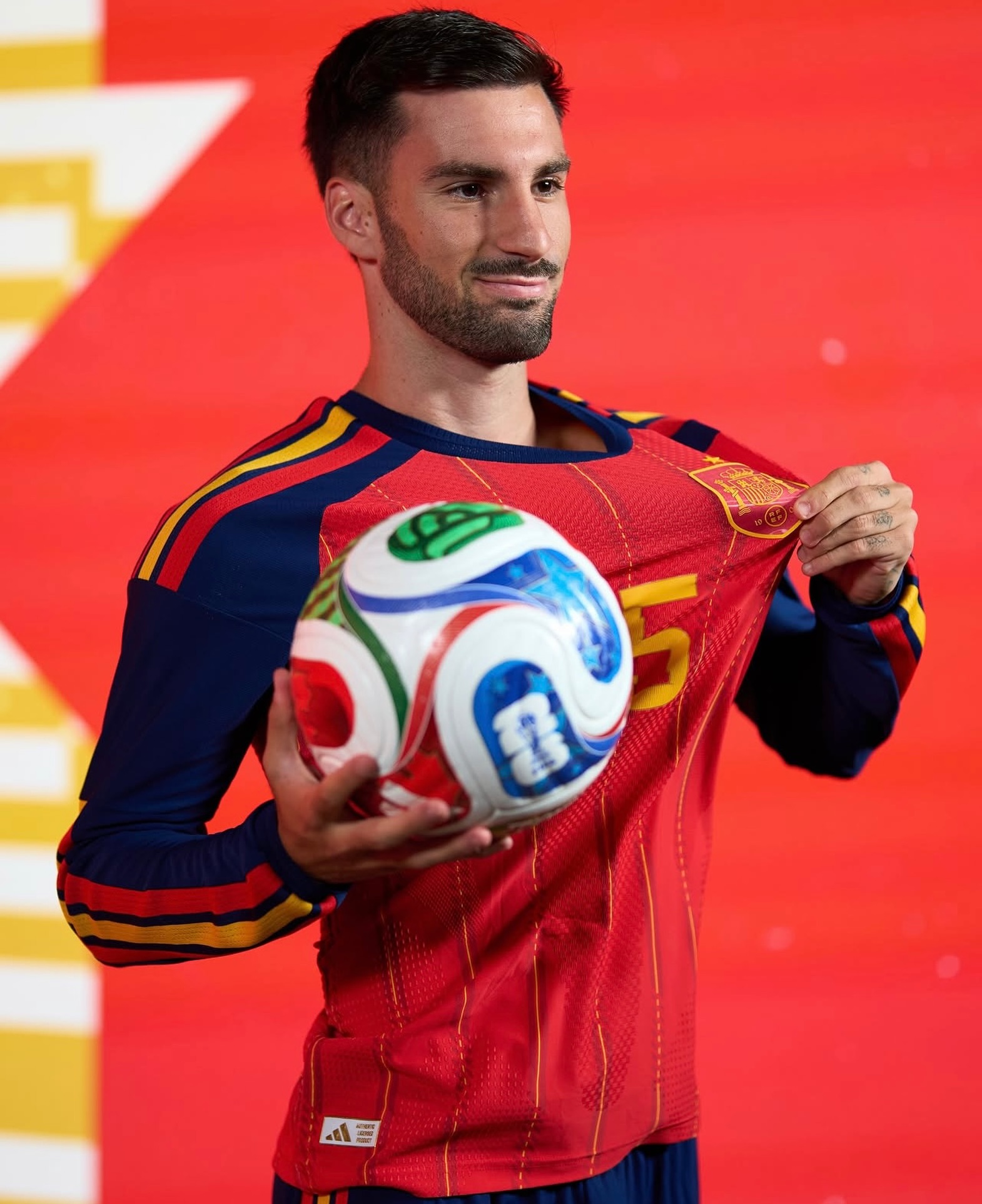 ALEX BAENA , el motor silencioso de España en el mundial👌🏾
@sefutbol @alexbbaena 
✍️ @noeortizaragon 
👉🏾https://pasiondeportivaesp.es/alex-baena-el-motor-silencioso-de-espana-en-el-mundial/👈🏾