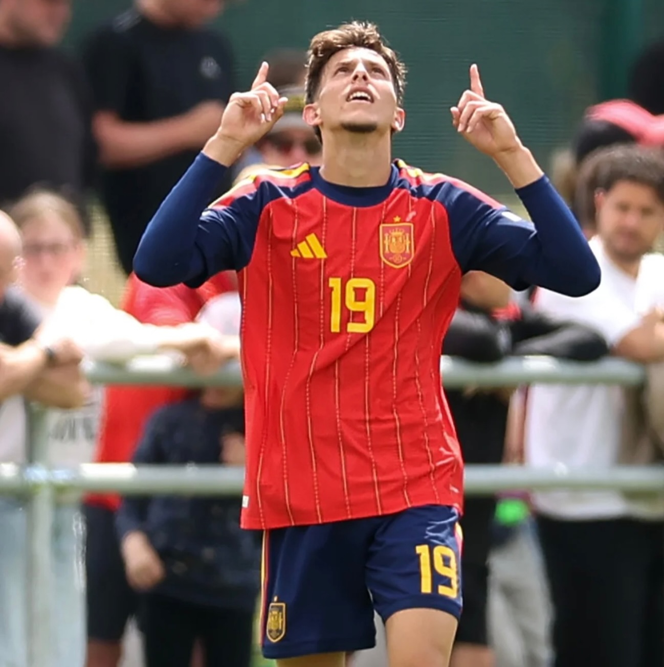 La selección española sub-19 cerró la fase de grupos del Campeonato de Europa con una exhibición de fútbol y eficacia al imponerse con claridad a Alemania por 4-0. El conjunto dirigido por Paco Gallardo no solo aseguró el primer puesto del grupo, sino que confirmó las excelentes sensaciones que viene transmitiendo en el torneo, presentando su candidatura al título👌🏾🇪🇸⚽️
✍️ @noeortizaragon 
👉🏾https://pasiondeportivaesp.es/espana-firma-una-goleada-de-autoridad-ante-alemania-y-avanza-lanzada-a-semifinales-4-0/👈🏾