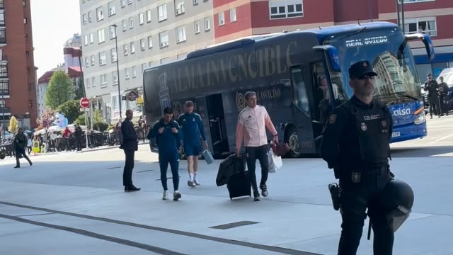 Así ha sido la llegada del @realoviedo a Balaidos . La afición desplazada a Vigo ha recibido al autobús sl grito de ¡ sí se puede!