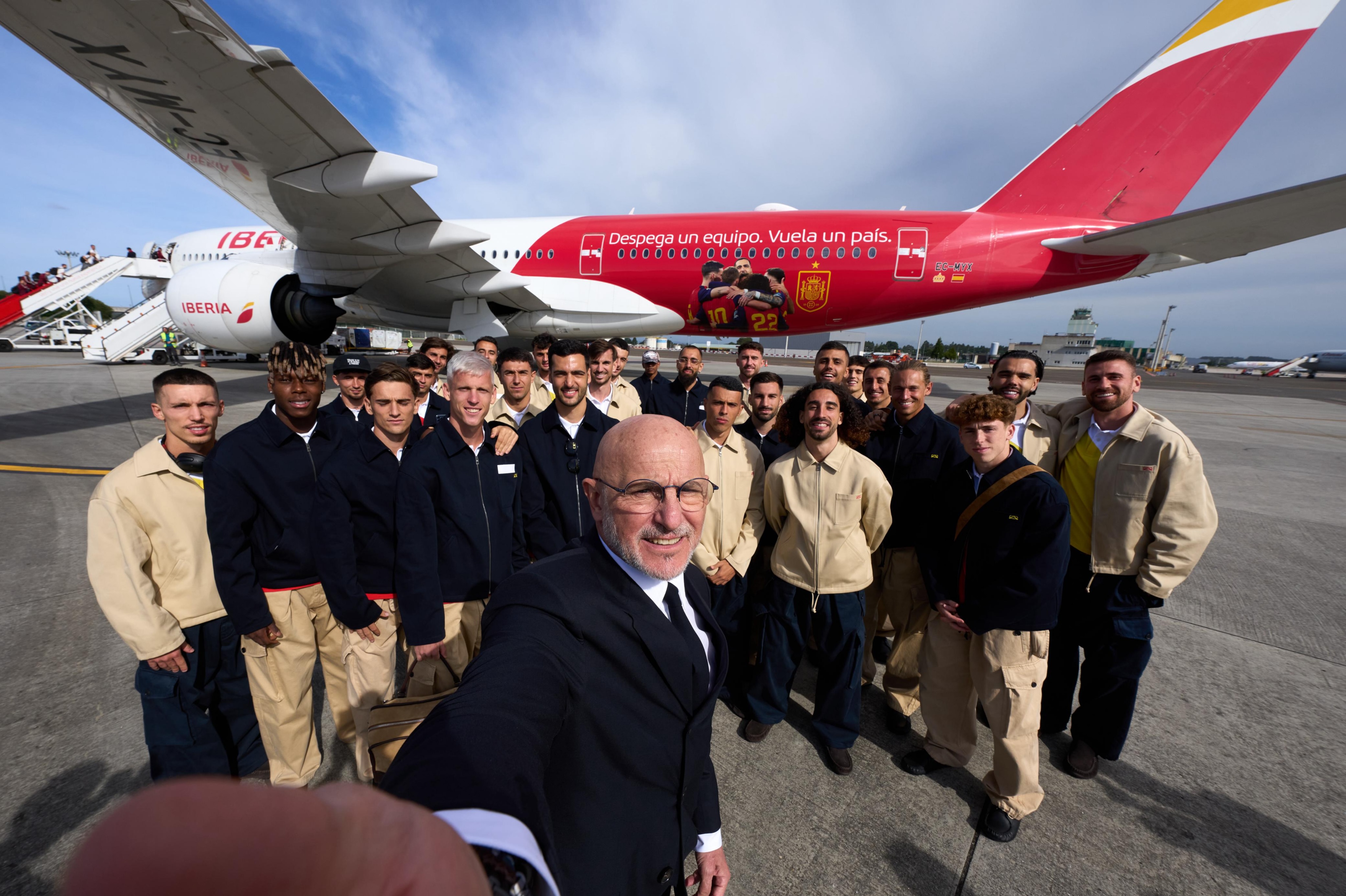 La @sefutbol pone rumbo a la @fifaworldcup 🇪🇸🇪🇸🇪🇸
📸 @rfef