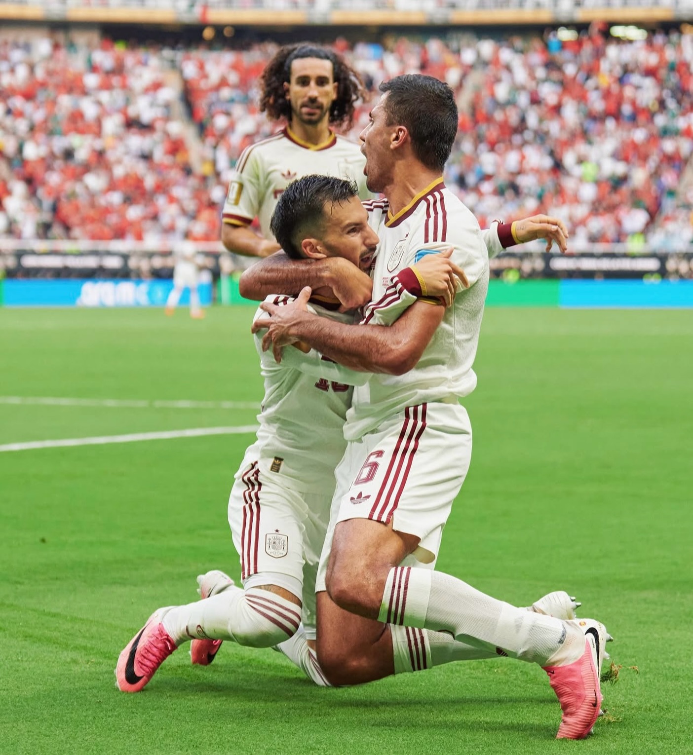 Baena guía a España y le regala una sonrisa al cielo💫🥹
✍️ @noeortizaragon 
📸 @sefutbol 
👉🏾https://pasiondeportivaesp.es/baena-guia-a-espana-y-le-regala-una-sonrisa-al-cielo/👈🏾
@alexbbaena @mariacmfutbolera