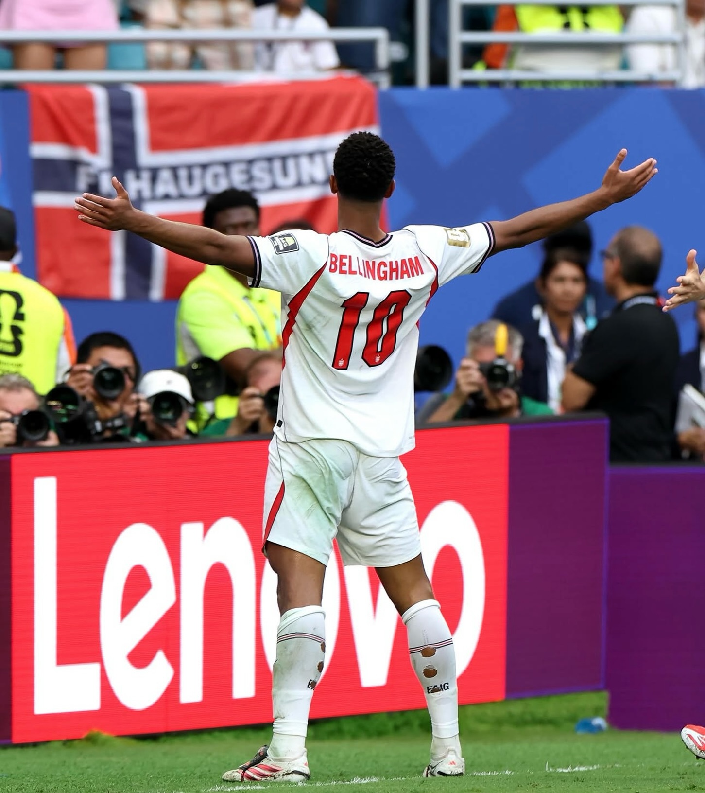 Jude Bellingham se quedó a las puertas de la final del Mundial, pero abandona el torneo tras firmar una actuación sobresaliente. Liderazgo, personalidad, talento y un compromiso inquebrantable con Inglaterra han convertido al centrocampista en uno de los grandes protagonistas de la Copa del Mundo. @judebellingham @fifaworldcup 
✍️ @noeortizaragon 

👉🏾https://pasiondeportivaesp.es/jude-bellingham-el-gigante-que-se-quedo-a-las-puertas-del-sueno/👈🏾