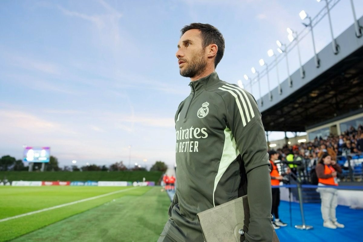 Juli Carmona, el aragonés que acompaña a Arbeloa en el banquillo del @realmadrid ✍️ @petitealmu 
👉🏾https://pasiondeportivaesp.es/juli-carmona-el-aragones-que-acompana-a-arbeloa-en-el-real-madrid/👈🏾