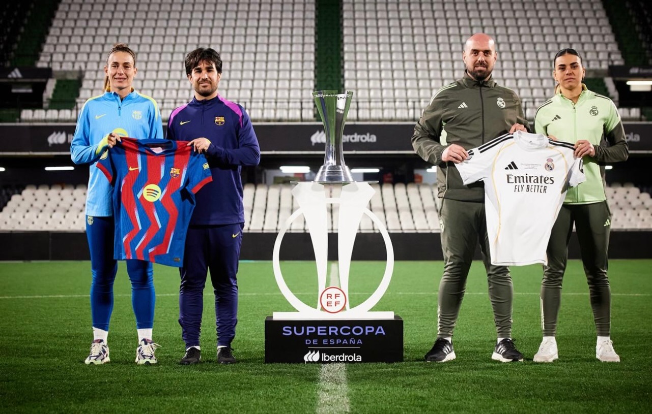 PREVIA DE LA SUPERCOPA DE ESPAÑA 🏆
@fcbfemeni VS @realmadridfem 
✍️ @ainhoapuig 
👉🏾https://pasiondeportivaesp.es/real-madrid%e2%80%91fc-barcelona-una-final-con-historia-desigual-y-un-titulo-en-juego/👈🏾