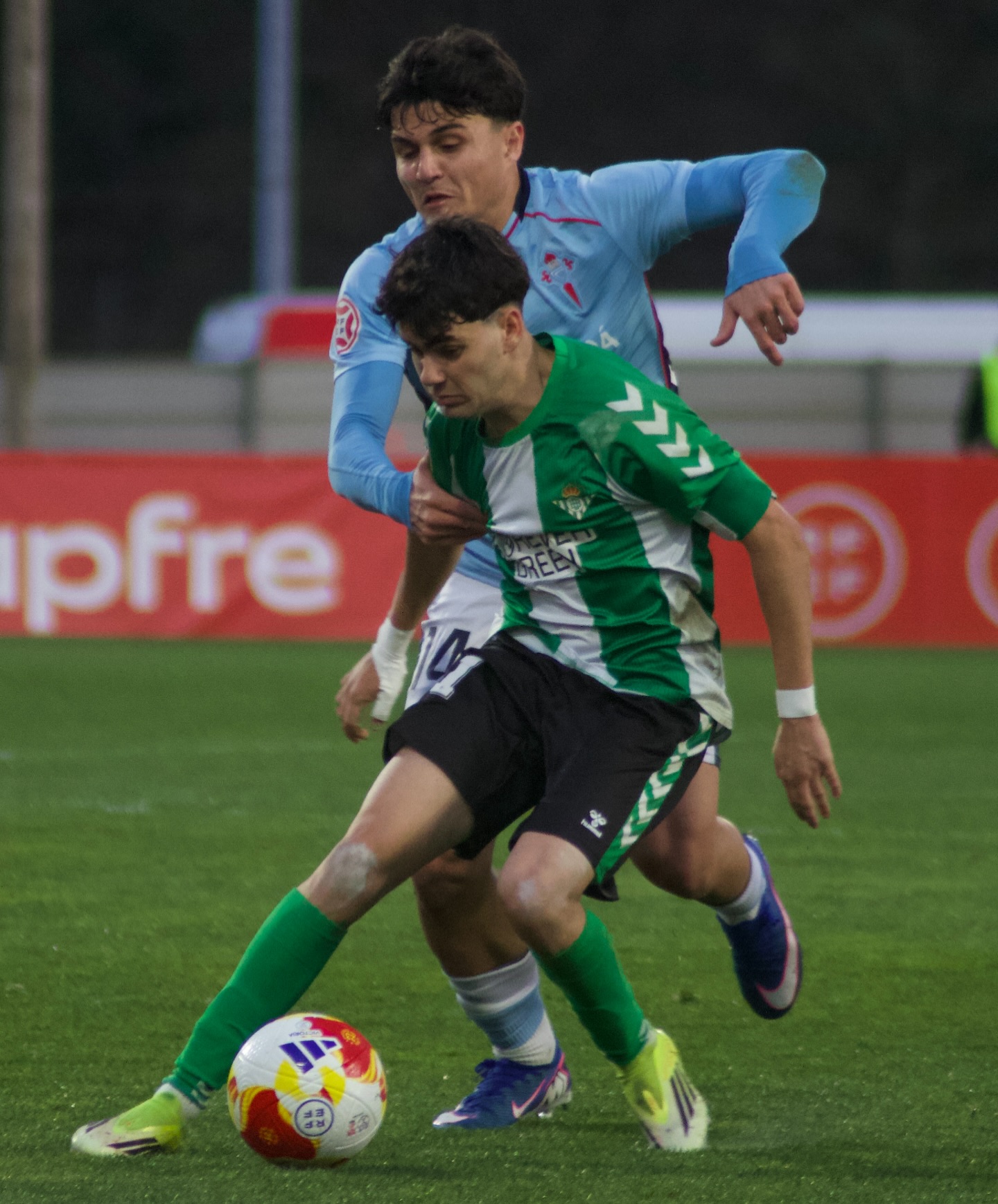 Final en el Anxo Carro , el @rbetiscantera es el primer finalista de la @copadelreyoficial Juvenil tras imponerse a la @canteiraceleste en un partido espectacular por parte de ambos equipos .(3-2)