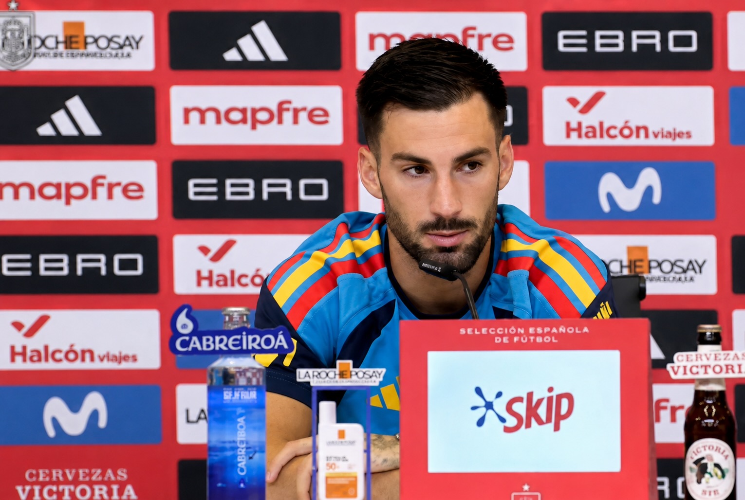 @alexbbaena sobre la imagen que tienen de María Camaño en el gimnasio de la @sefutbol en Estados Unidos 🎙️ : “ También la tenemos en el hall del hotel y ayer cuando me la enseñaron , porque no lo sabíamos , la verdad que fue una sorpresa muy bonita , hablo mucho con la familia y para Ferran , Pedri o yo que tenemos una relación con ellos ha sido un detalle muy bonito . La tenemos siempre presente cuando jugamos juntos , y ojalá regalarle una bonita copa.”
📸✍️ @noeortizaragon