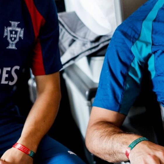 @portugal luce esta pulsera en memoria de Diogo Jota. Precioso homenaje y él estará súper orgulloso de sus compañeros allá donde esté 💫💫💫