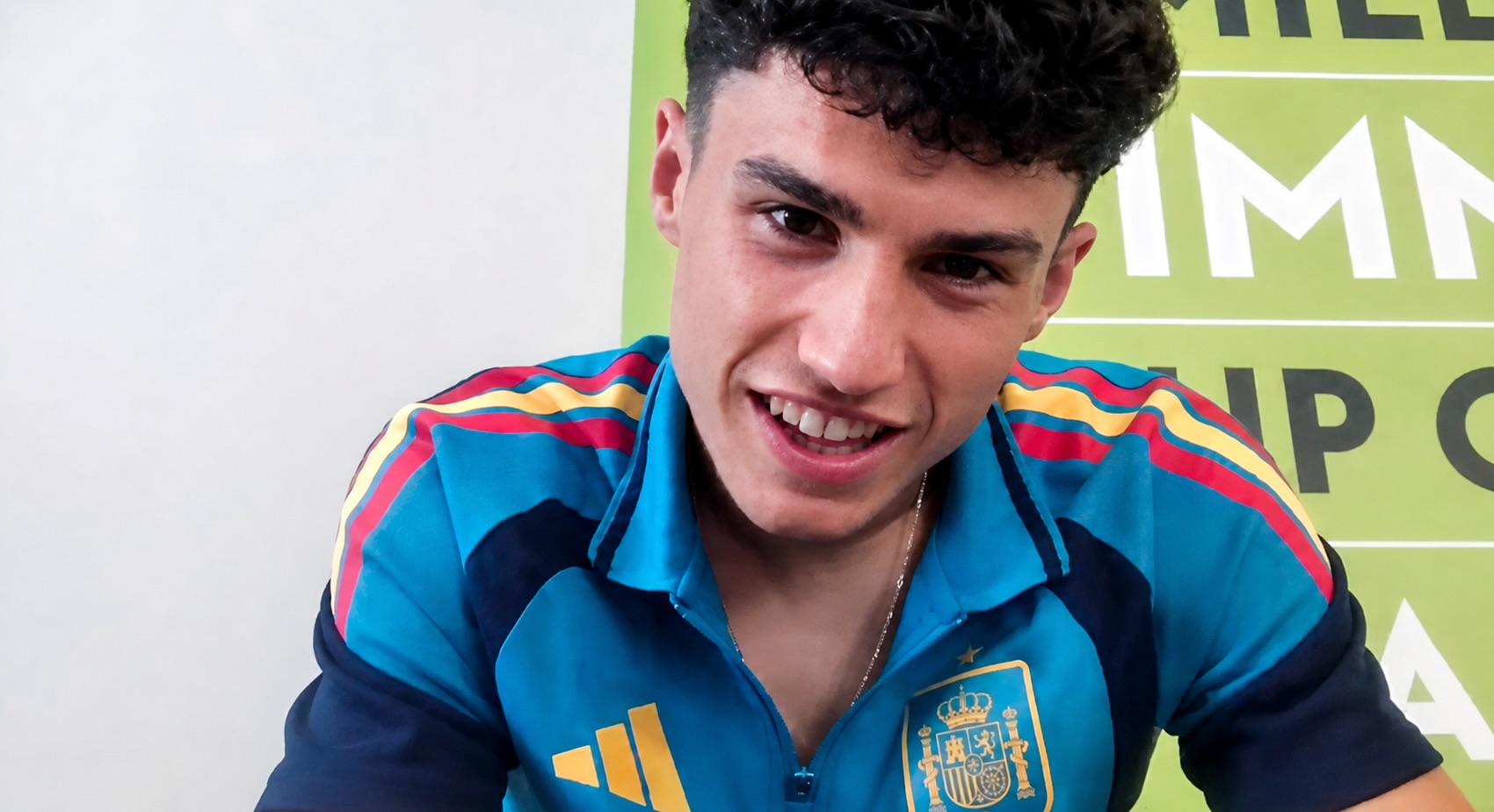 Andrés Antañón jugador del Celta se encuentra en Gales disputando el Europeo sub 19. La selección española debutó ayer ante la anfitriona obteniendo una contundente victoria por 0 goles a 7. El internacional ha analizado el encuentro y además ha valorado el resto del torneo .
✍️🎙️ @noeortizaragon 
👉🏾https://pasiondeportivaesp.es/andres-antanon-en-un-ano-ascender-con-el-celta-y-ganar-una-eurocopa-lo-sonaria-todo-el-mundo/👈🏾