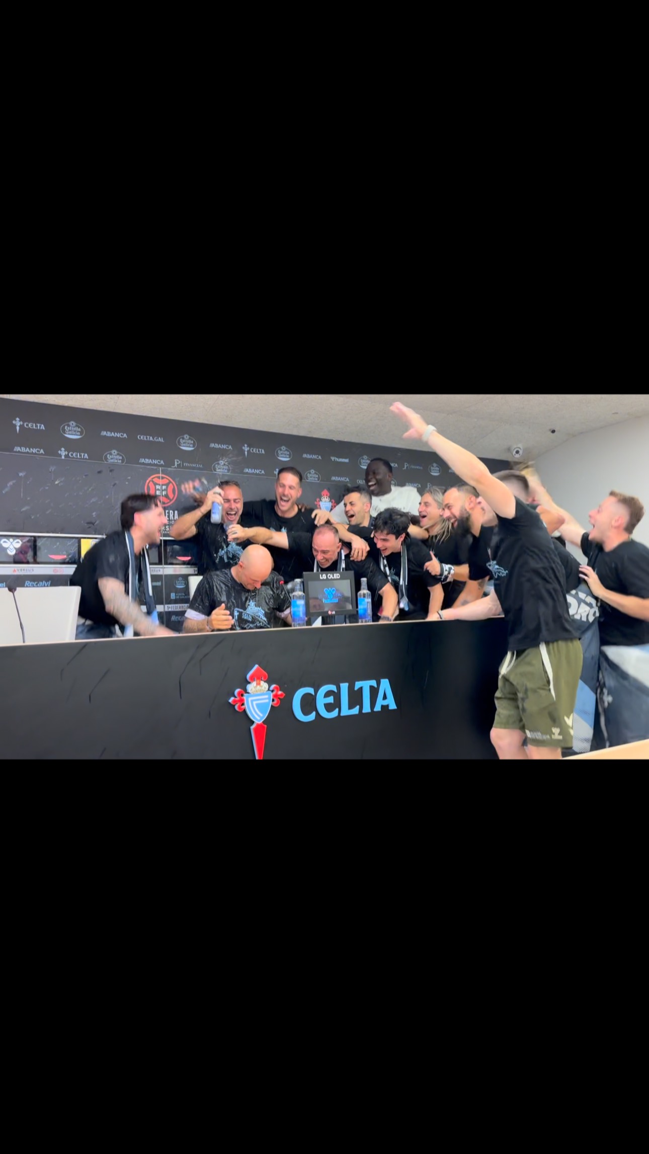 El equipo de FREDI ÁLVAREZ ha bañado al mister en sala de prensa 🤣🤣🤣