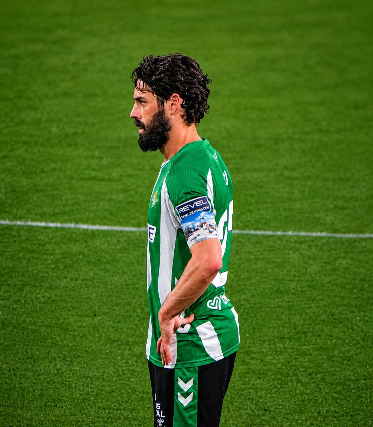 Porque el fútbol también tiene memoria. Y a veces devuelve lo que parecía perdido.
Hubo un tiempo en el que muchos pensaron que Isco jamás volvería a sentirse importante. Las lesiones fueron apagando lentamente a uno de los futbolistas con más talento de su generación. Cada recaída parecía alejarlo un poco más de aquella versión capaz de dominar partidos con una simple pausa o un giro imposible.

Sin embargo, el Betis apostó por él. Y él decidió resistir.

Mientras otros buscaban focos, Isco trabajaba en silencio. Recuperándose lejos de los titulares, luchando contra el dolor y contra esa sensación tan cruel que tienen los futbolistas lesionados: sentirse lejos de todo. Por eso su regreso tiene tanto valor. Porque no volvió únicamente un jugador; volvió alguien que se negó a rendirse.

Y cuando apareció otra vez sobre el césped, La Cartuja entendió rápidamente que seguía intacto lo más importante: su manera de entender el fútbol. Isco regresó para darle pausa al vértigo, calidad al esfuerzo y personalidad a los momentos decisivos.

No necesitó marcar diez goles para convertirse en símbolo. Le bastó con volver. Con liderar desde el talento y el compromiso. Con recordar que el fútbol también puede ser elegante en medio de tanta velocidad.
¡ Enhorabuena @iscoalarcon !
✍️ @noeortizaragon 
📸 @teresa93sc