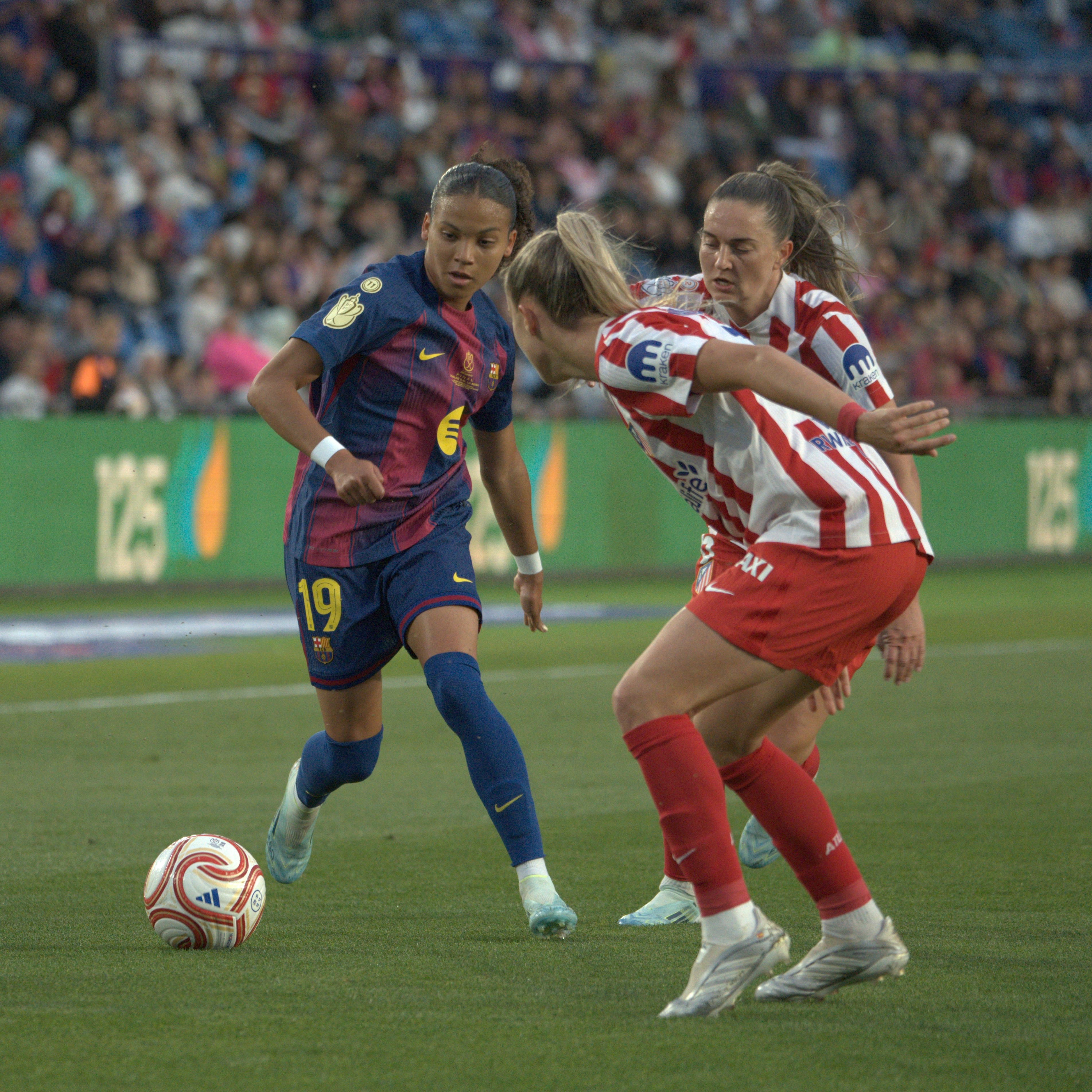 El @fcbfemeni se impone con autoridad al @atletifemenino para proclamarse CAMPEONAS DE LA COPA DE LA REINA🏆
📸 @xwampa.rm