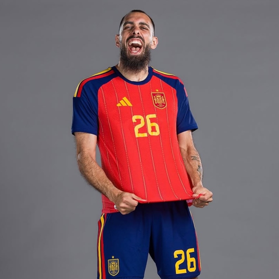Tres minutos que valen toda una vida: el debut mundialista de Borja Iglesias🏆⚽️ @sefutbol 
El cronómetro apenas marcaba tres minutos para el final cuando Borja Iglesias recibió la llamada. Un cambio más para España, uno de tantos que deja un partido de octavos de final. Para algunos, apenas un puñado de segundos. Para él, el instante que llevaba esperando desde que era un niño.
Porque hay debuts que no se miden en minutos, sino en años de sueños.
Borja Iglesias ya había vestido la camiseta de la selección absoluta. Ya sabía lo que era escuchar el himno y defender el escudo. Pero un Mundial juega en otra dimensión. Es el escenario que cualquier futbolista imagina cuando empieza a dar sus primeras patadas a un balón, el torneo que de pequeño veía desde el sofá de casa, soñando con estar algún día al otro lado de la pantalla.
Y ese día llegó.
Fueron apenas tres minutos en el triunfo de España ante Portugal que certificó el pase a los cuartos de final. Tres minutos que, vistos desde fuera, pueden parecer anecdóticos. Tres minutos que para Borja Iglesias significan haber escrito para siempre una línea imborrable en su carrera: ya es mundialista.
✍️ @noeortizaragon 
👉🏾https://pasiondeportivaesp.es/tres-minutos-que-valen-toda-una-vida-el-debut-mundialista-de-borja-iglesias/👈🏾