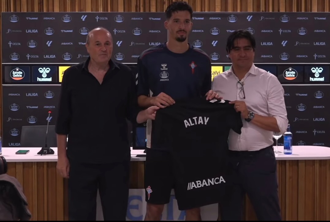 El Celta ya tiene un nuevo guardián para su portería. Altay Bayındır fue presentado este miércoles como nuevo jugador celeste después de incorporarse la pasada semana a la concentración del equipo en Italia. El internacional turco llega cedido por el Manchester United, con opción de compra, y lo hace dispuesto a competir desde el primer día por un puesto en el once💪🏽🩵
✍️ @noeortizaragon 
👉🏾https://pasiondeportivaesp.es/altay-bayindir-llega-al-celta-con-ambicion-he-venido-aqui-para-jugar/👈🏾