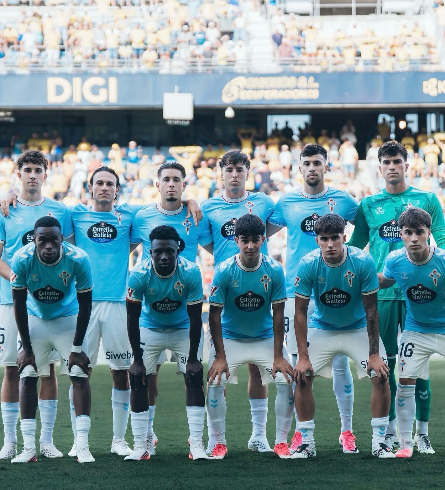 El Celta Fortuna arrancó su aventura en Segunda División sumando un punto en un escenario de máxima exigencia. El 0-0 ante el Cádiz en el Nuevo Mirandilla deja al filial celeste con un empate que sabe a mucho más que un resultado: es la primera recompensa de una temporada histórica, la confirmación de que el equipo puede competir en el fútbol profesional y el punto de partida de un camino que promete emociones fuertes. En un partido intenso, sin goles pero con ocasiones en ambas áreas, los de Fredi Álvarez supieron resistir, crecer con el paso de los minutos y terminar plantando cara a un Cádiz que también buscó hasta el final el gol de la victoria.
✍️ @noeortizaragon 
📸 @rccelta 
👉🏾https://pasiondeportivaesp.es/el-celta-fortuna-ya-sabe-lo-que-es-competir-en-segunda/👈🏾