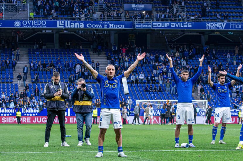 El Tartiere se vuelca con Cazorla en una despedida amarga ante el Alavés