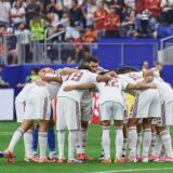 Merino pone la magia y España sigue soñando