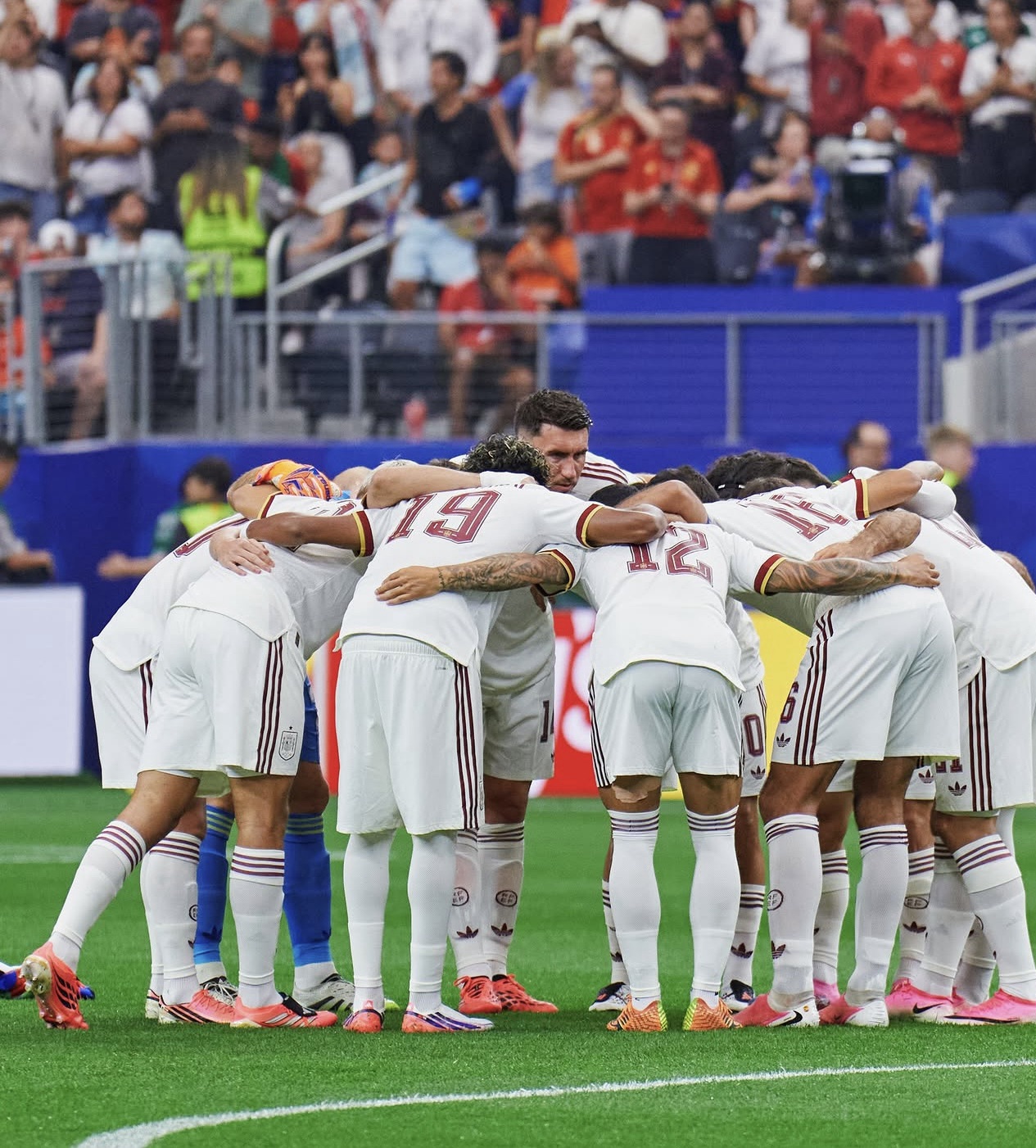 Merino pone la magia y España sigue soñando